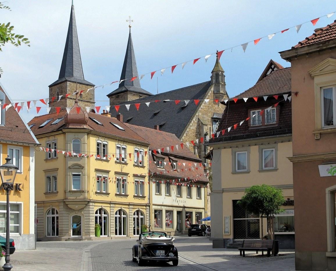 Panoramablick über Gerolzhofen – Rathaus, Maschsee und Skyline