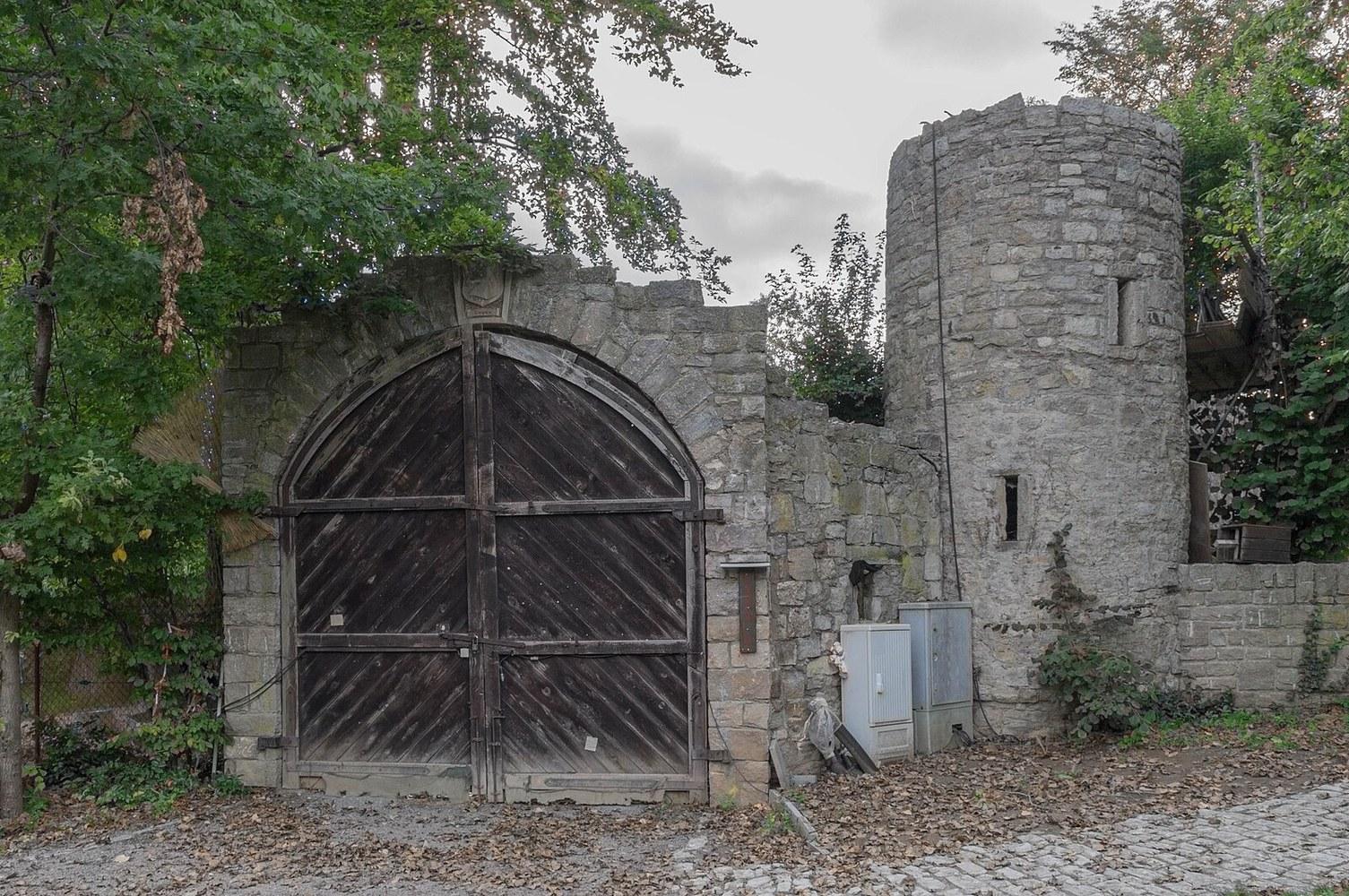 Panoramablick über Giebelstadt – Rathaus, Maschsee und Skyline