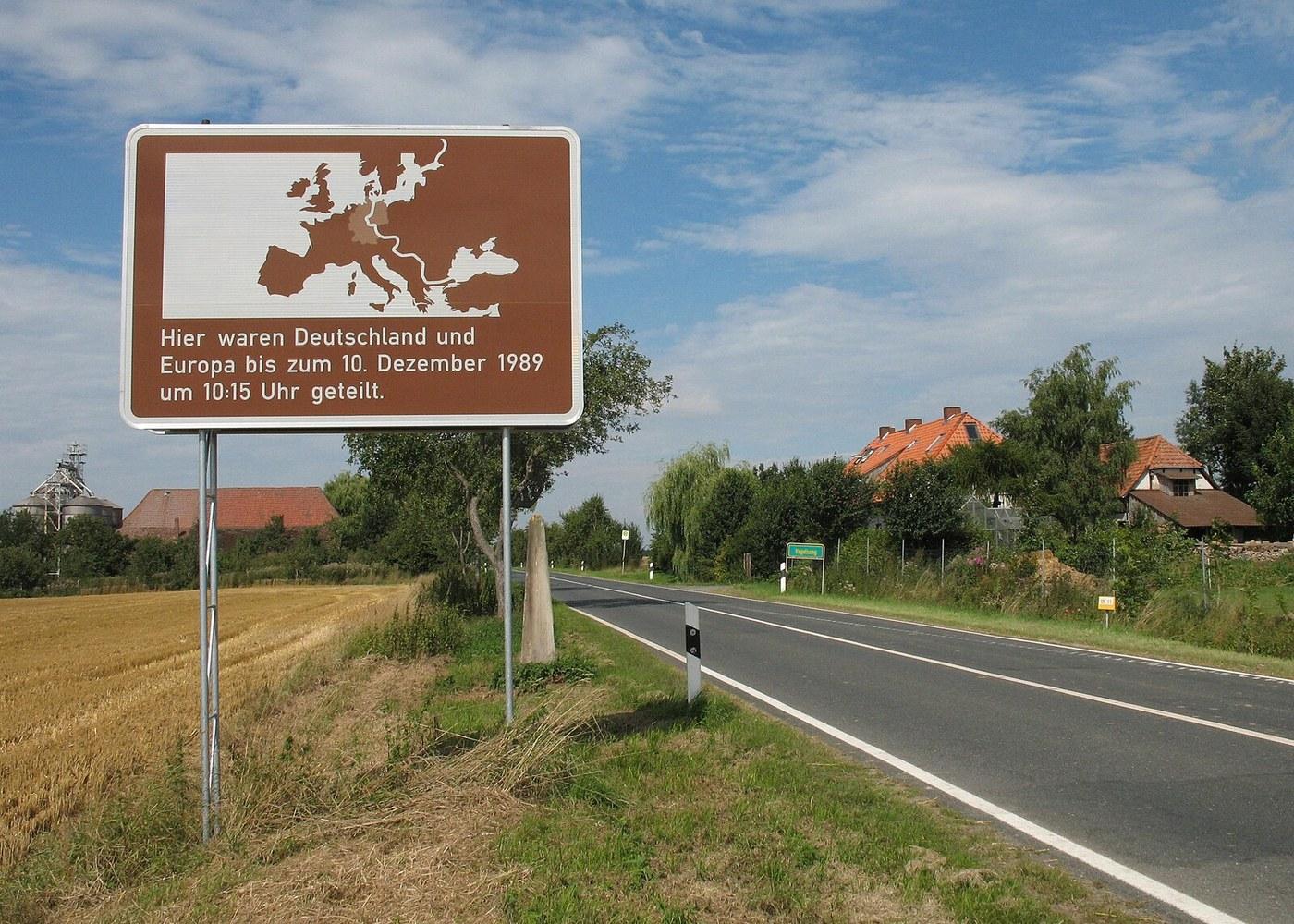 Panoramablick über Gleichen – Rathaus, Maschsee und Skyline