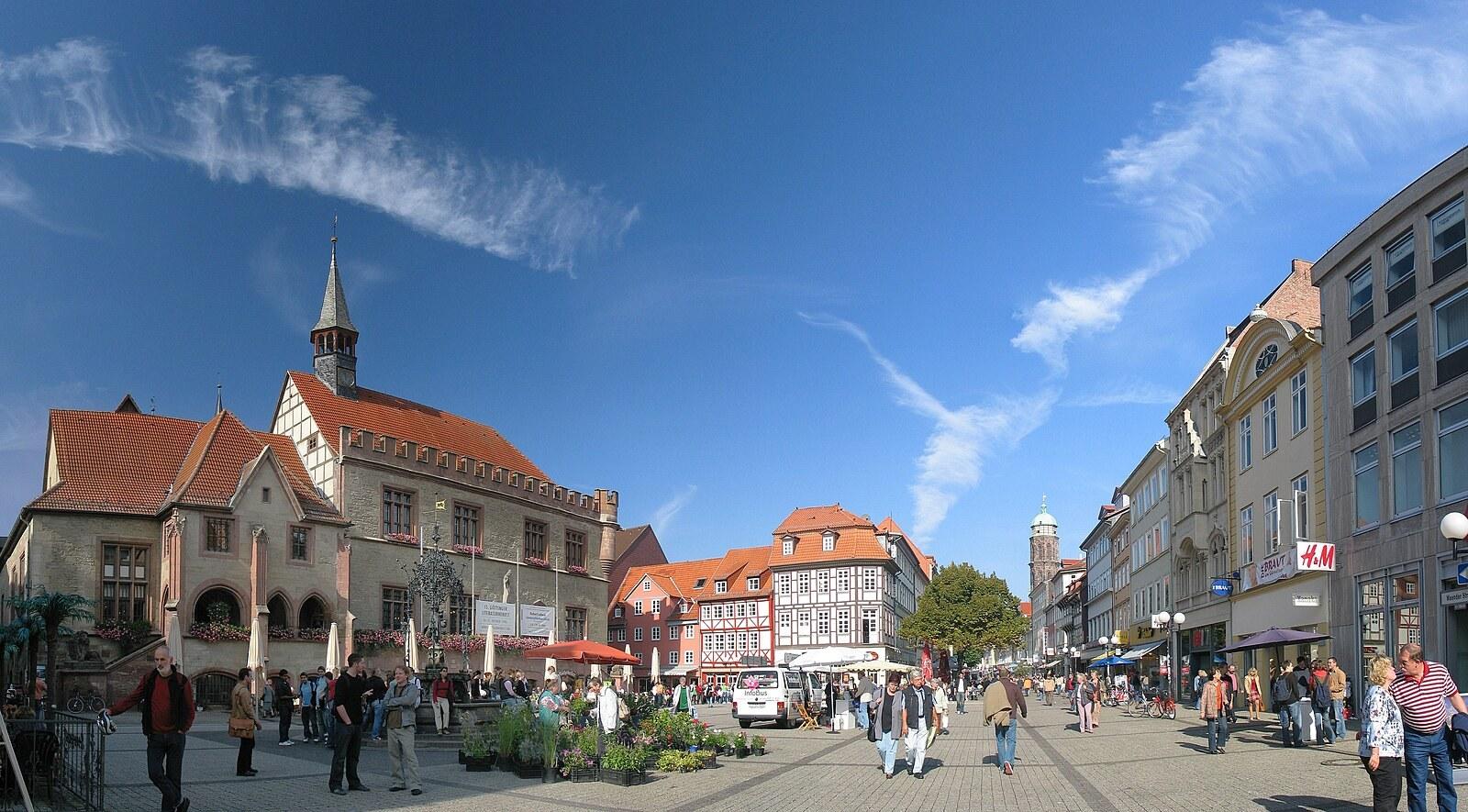 Panoramablick über Göttingen – Rathaus, Maschsee und Skyline
