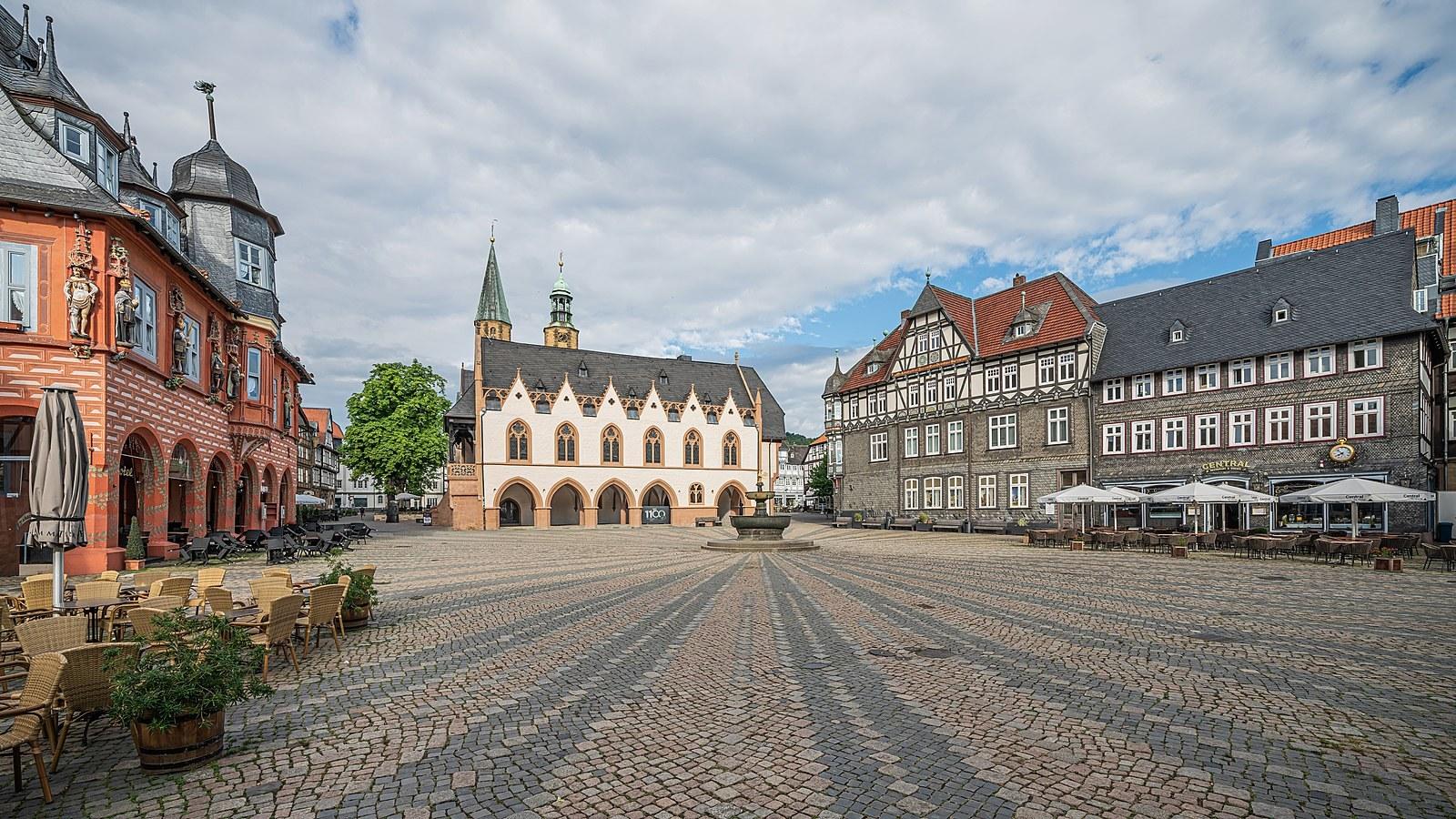 Panoramablick über Goslar – Rathaus und historische Altstadt