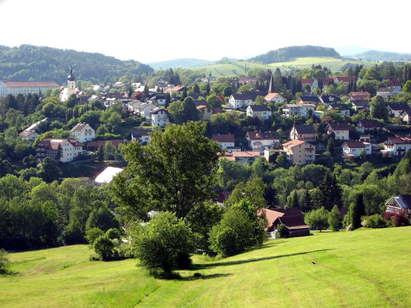 Panoramablick über Grafenau – Rathaus, Maschsee und Skyline