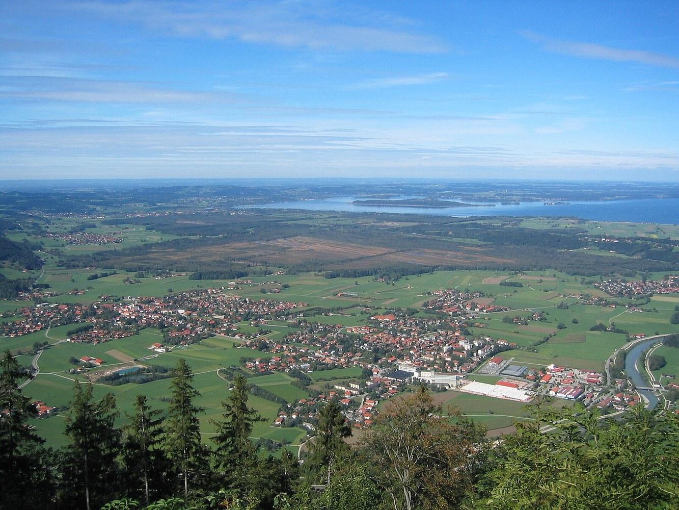 Panoramablick über Grassau – Rathaus, Maschsee und Skyline