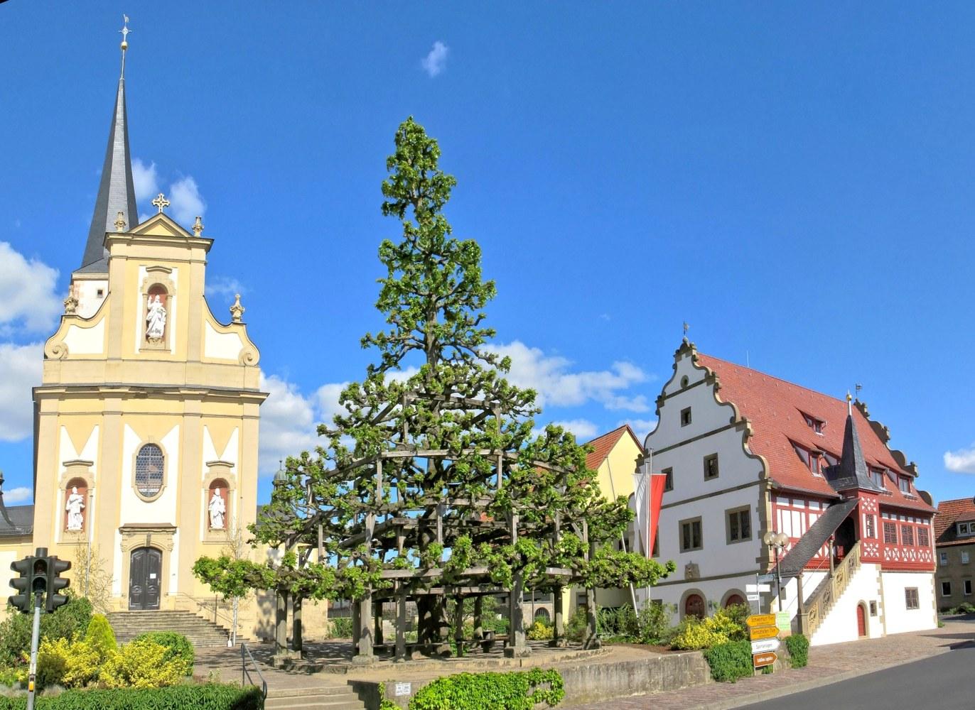 Panoramablick über Grettstadt – Rathaus, Maschsee und Skyline