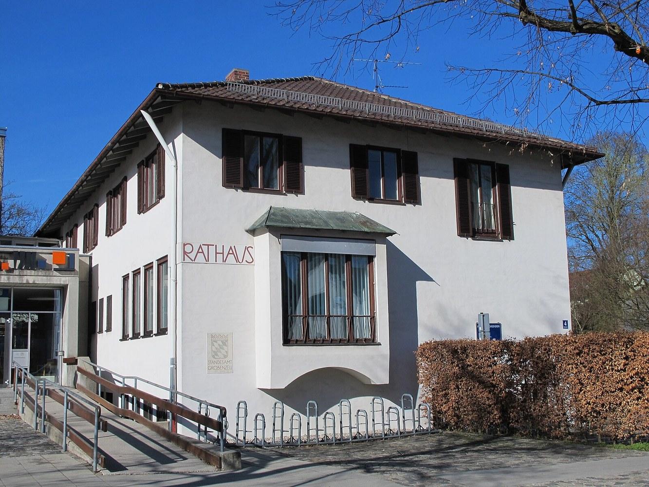 Panoramablick über Gröbenzell – Rathaus, Maschsee und Skyline