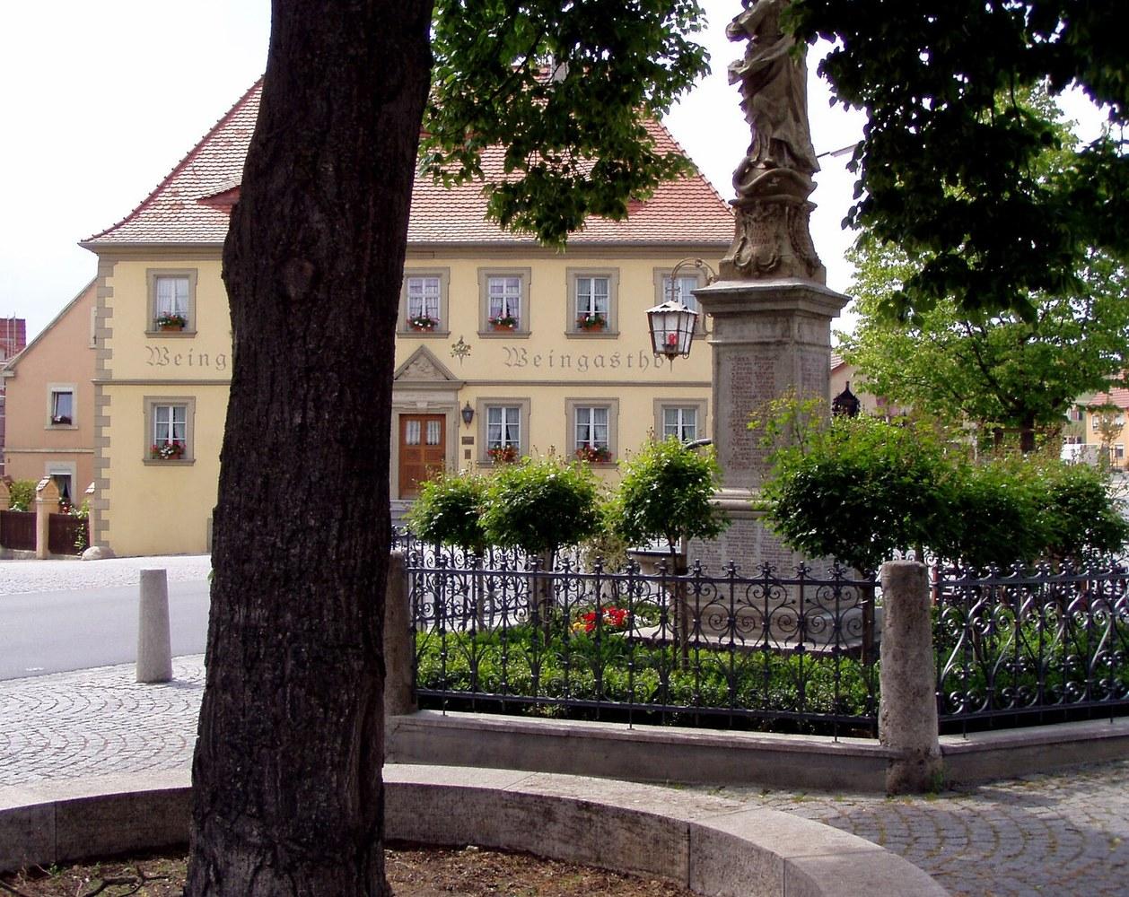 Panoramablick über Großlangheim – Rathaus, Maschsee und Skyline