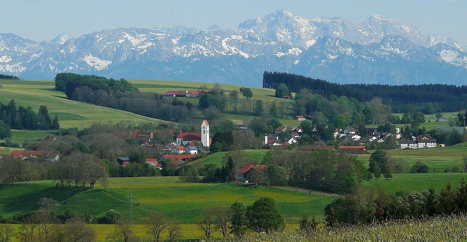 Panoramablick über Günzach – Rathaus, Maschsee und Skyline