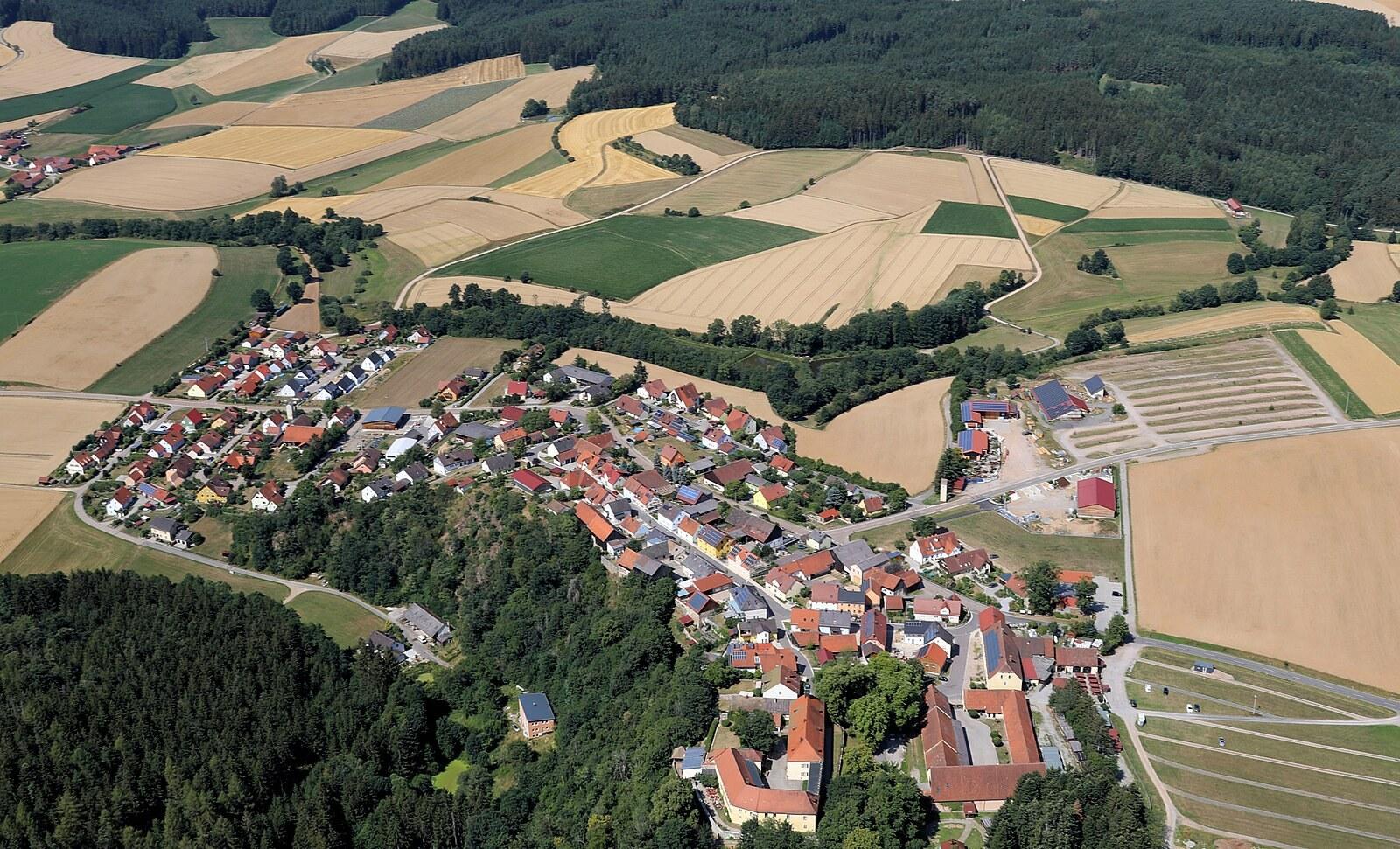 Panoramablick über Guteneck – Rathaus, Maschsee und Skyline