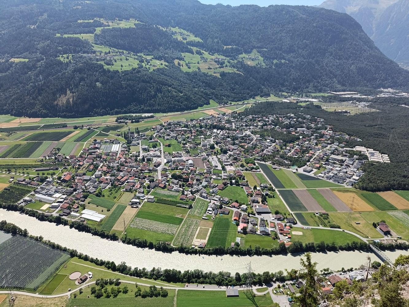 Panoramablick über Haiming – Rathaus, Maschsee und Skyline