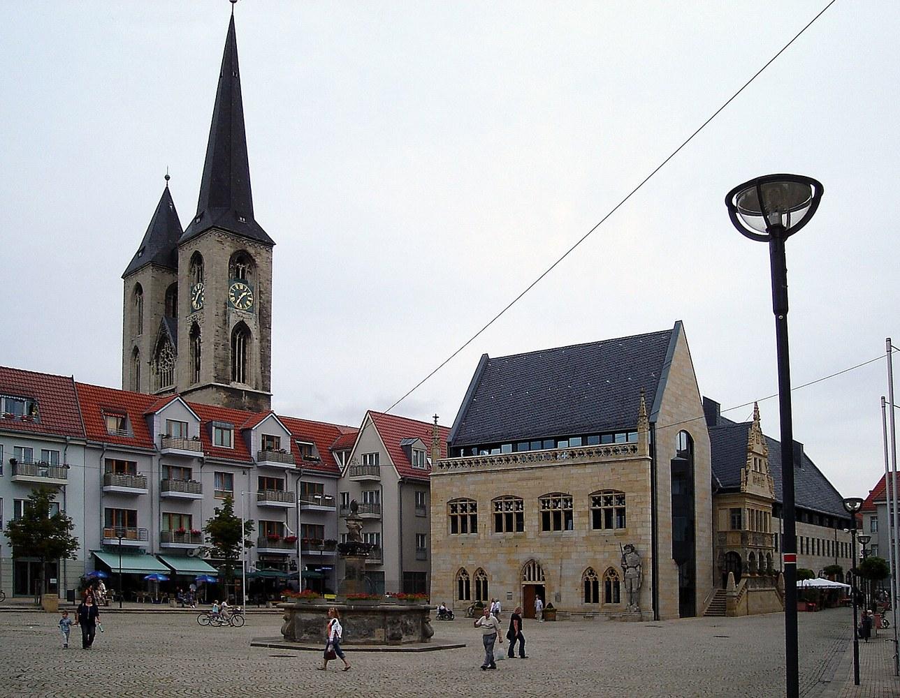Panoramablick über Halberstadt – Rathaus und historische Altstadt