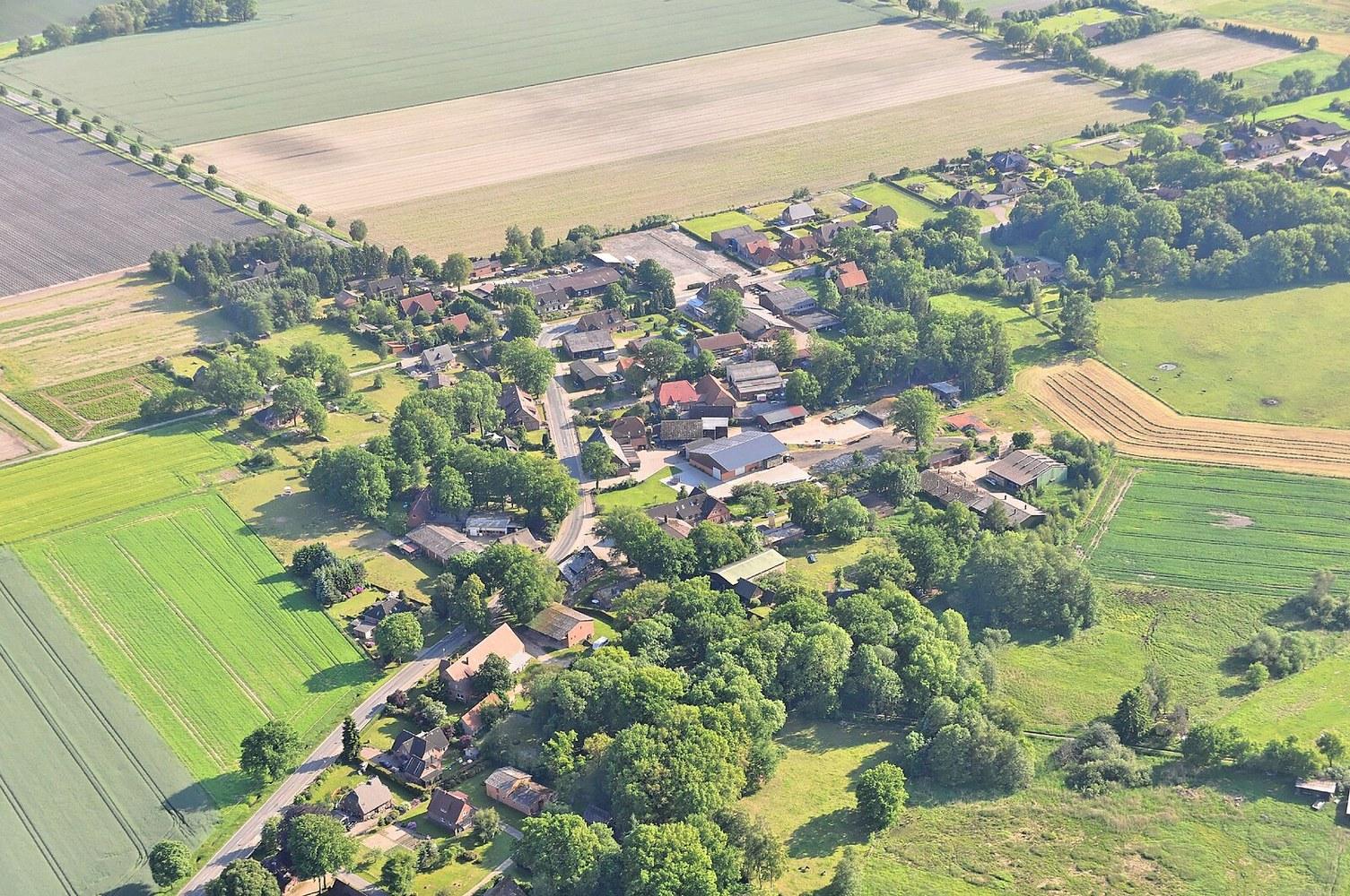 Panoramablick über Halvesbostel – Rathaus, Maschsee und Skyline