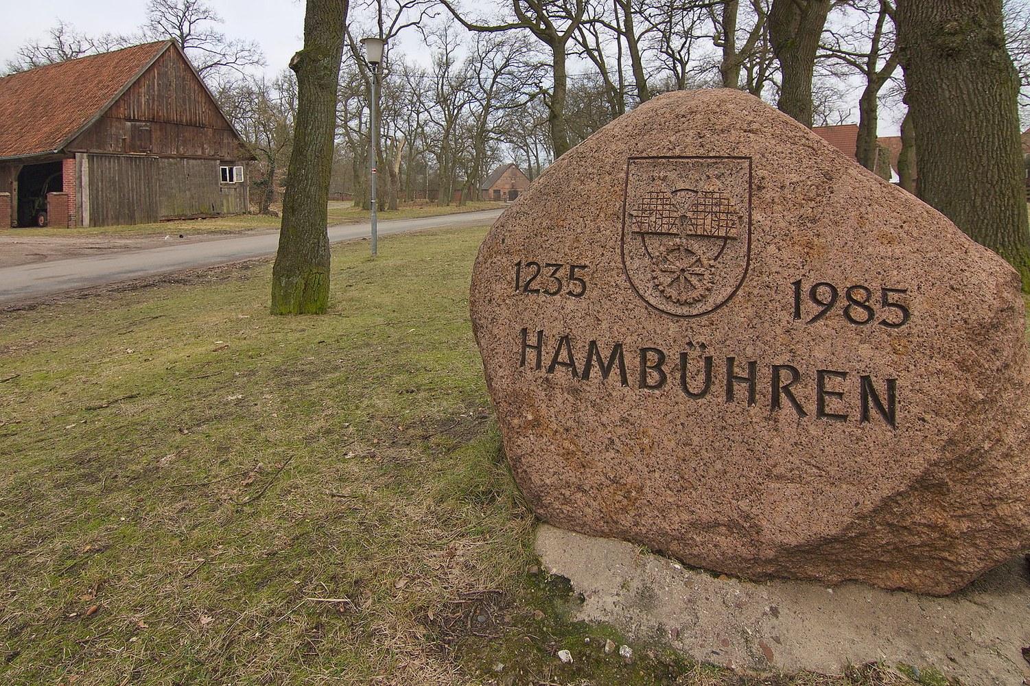 Panoramablick über Hambühren – Rathaus und Landschaft