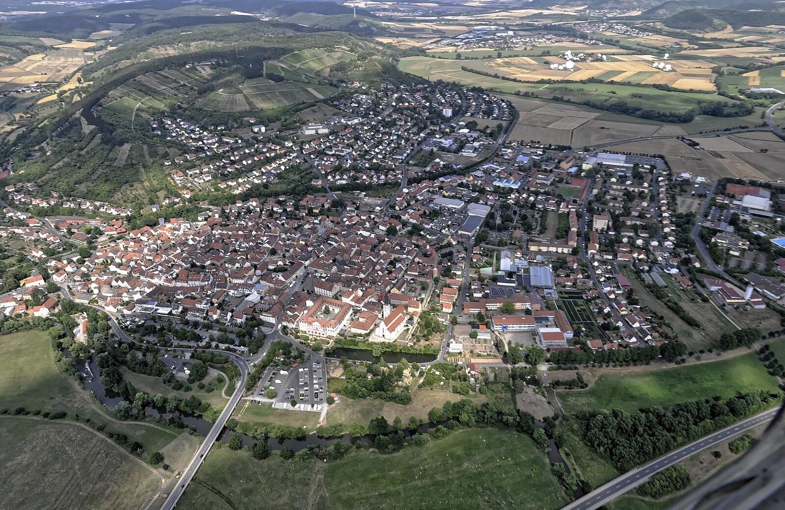 Panoramablick über Hammelburg – Rathaus, Maschsee und Skyline