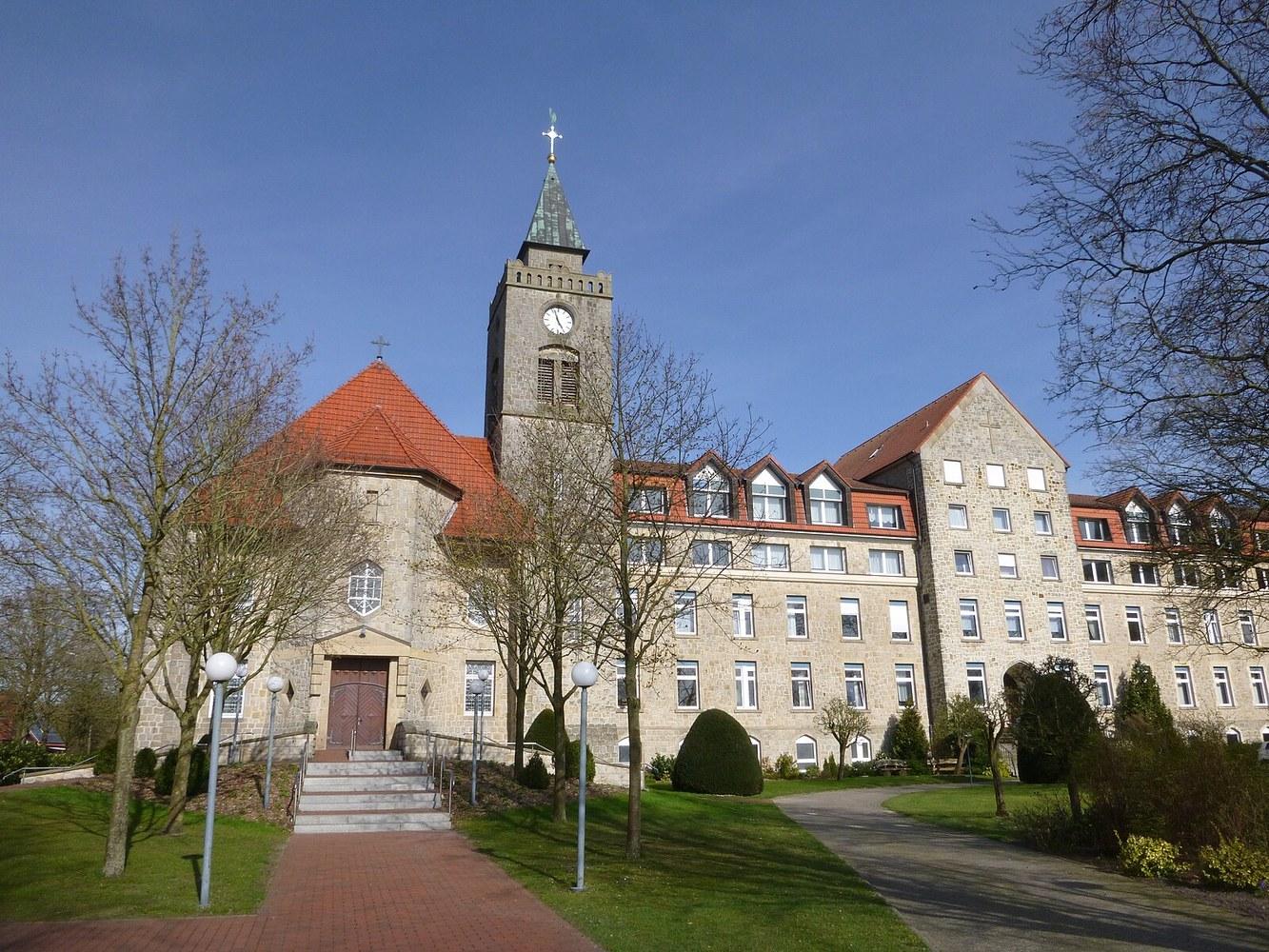 Panoramablick über Handrup – Rathaus, Maschsee und Skyline