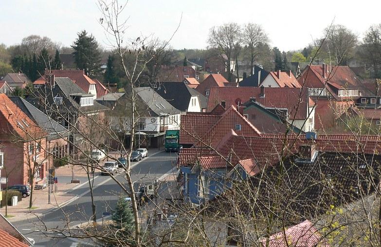 Panoramablick über Hankensbüttel – Rathaus, Maschsee und Skyline