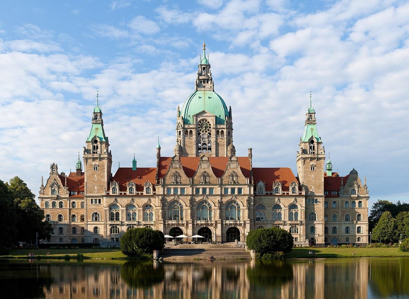 Panoramablick über Hannover – Rathaus, Maschsee und Skyline