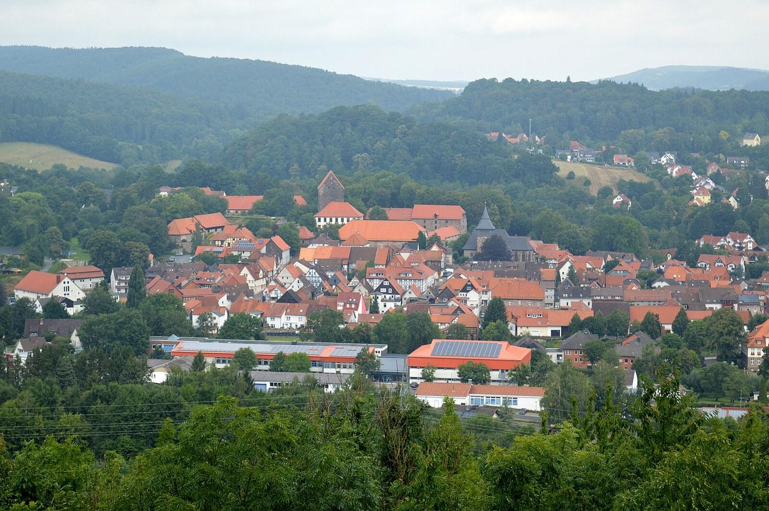 Panoramablick über Hardegsen – Rathaus und Umgebung