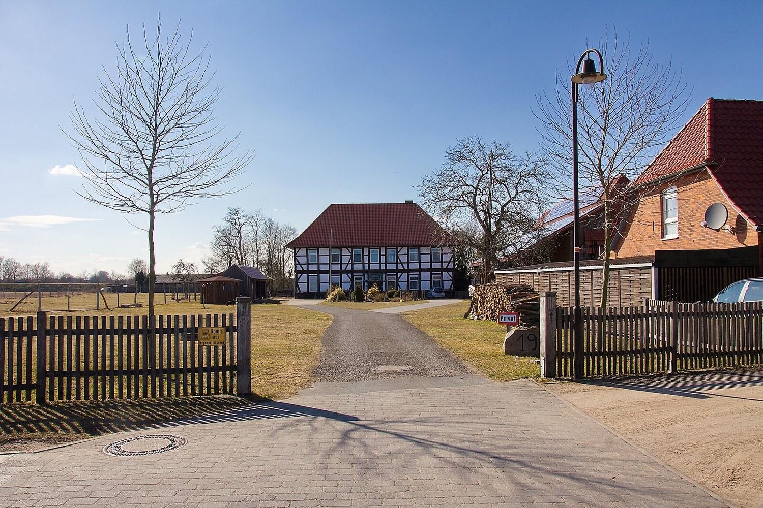 Panoramablick über Haßbergen – Rathaus, Maschsee und Skyline