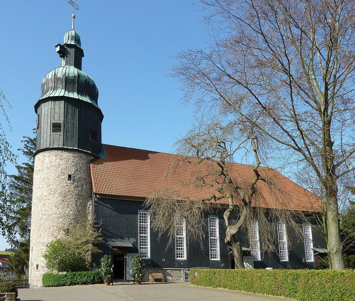 Panoramablick über Hattorf am Harz – Rathaus, Maschsee und Skyline