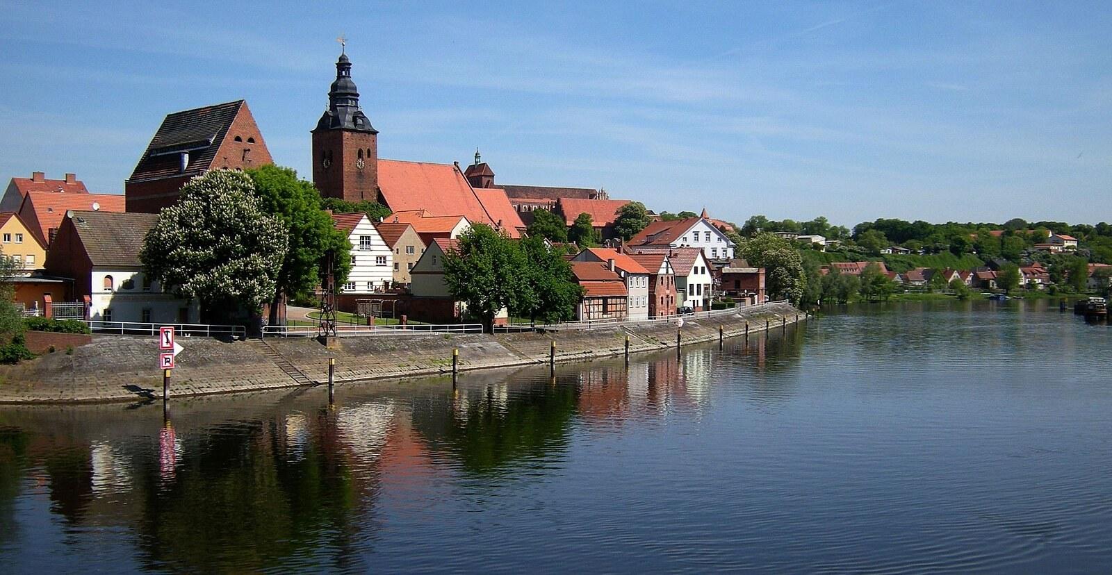 Panoramablick über Havelberg – Rathaus, Havel und historische Altstadt