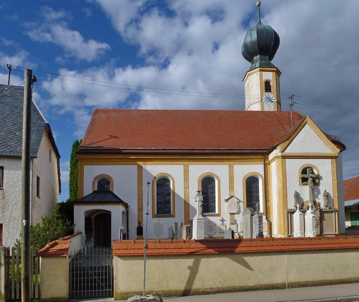 Panoramablick über Hebertshausen – Rathaus, Maschsee und Skyline