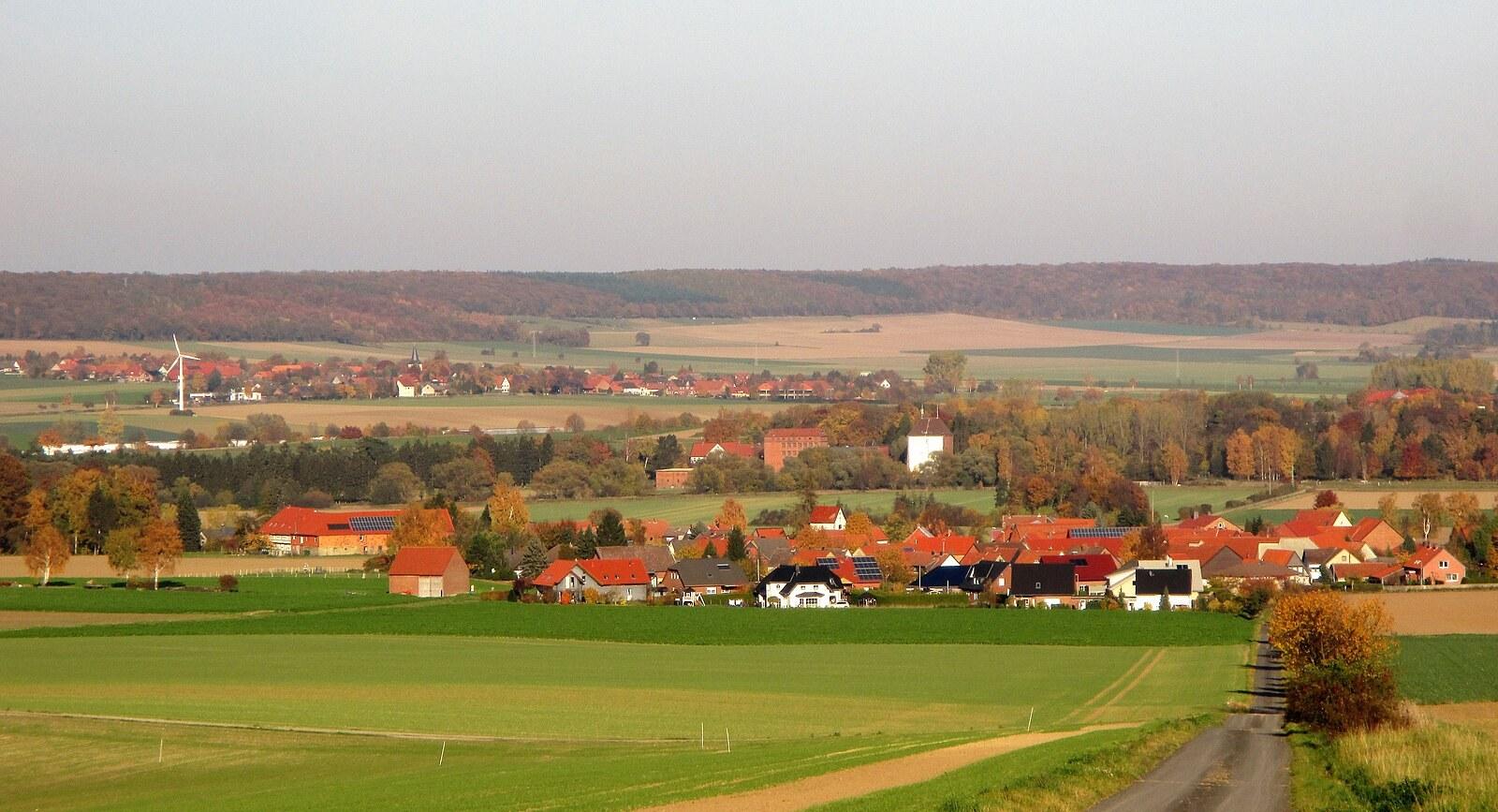 Panoramablick über Heere – Rathaus und Grünflächen