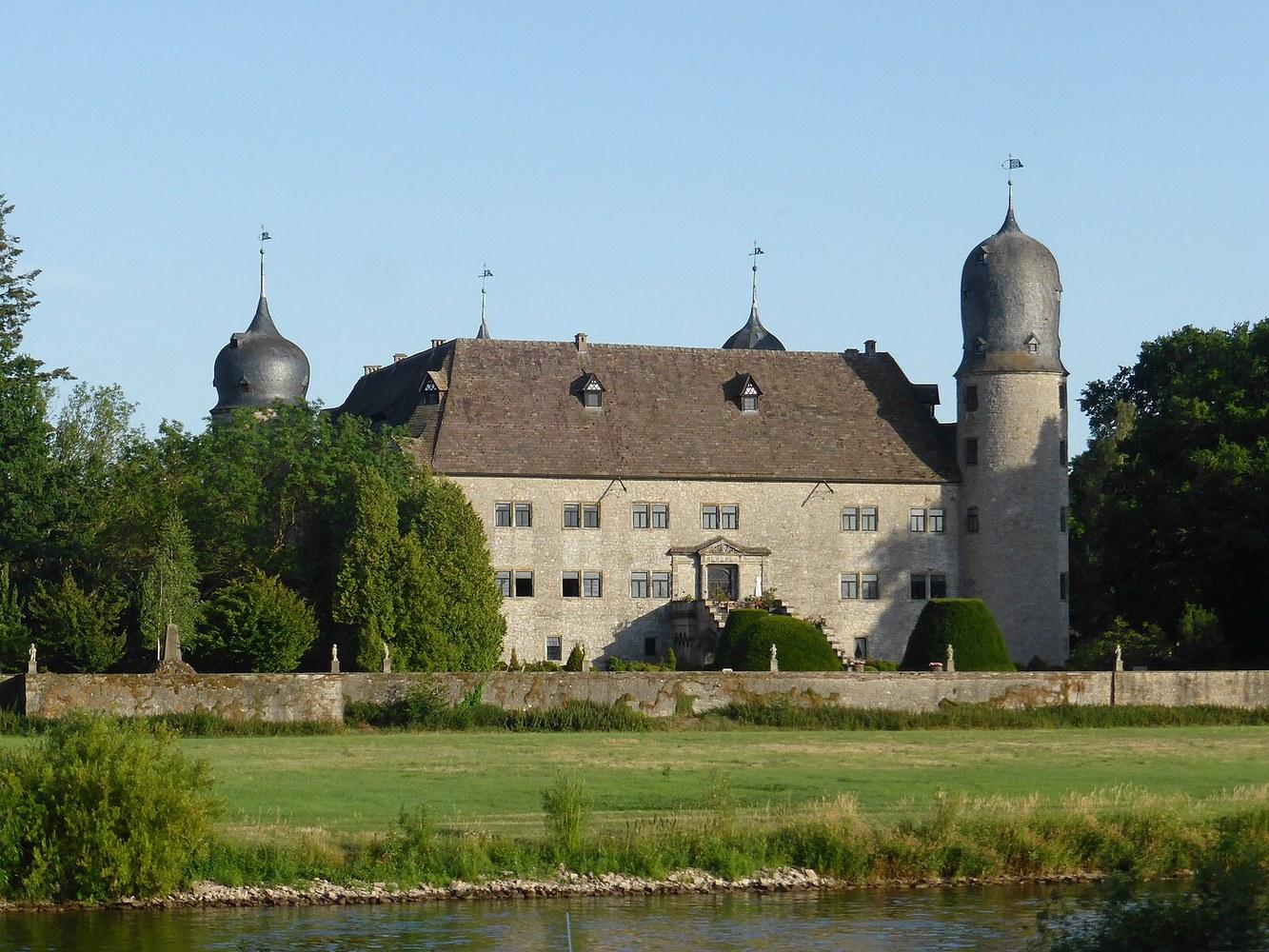 Panoramablick über Hehlen – Rathaus, Maschsee und Skyline