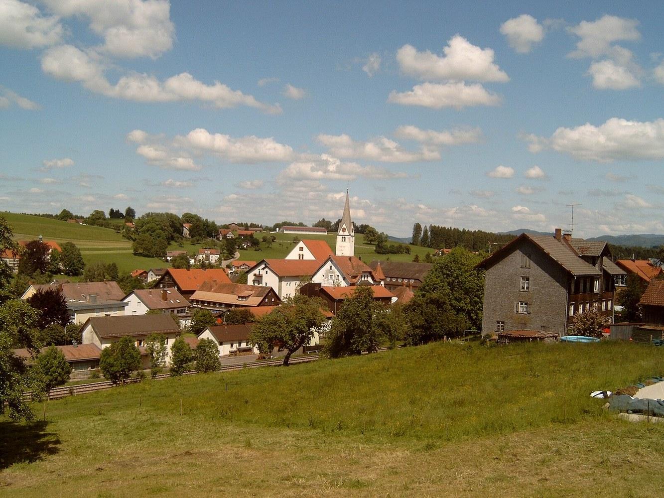 Panoramablick über Heimenkirch – Rathaus, Maschsee und Skyline