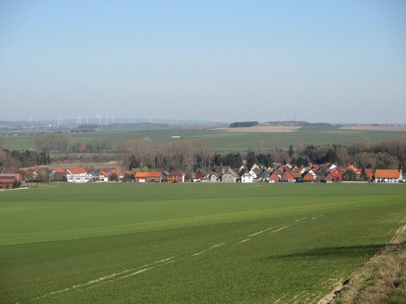 Panoramablick über Heiningen – Rathaus, Maschsee und Skyline