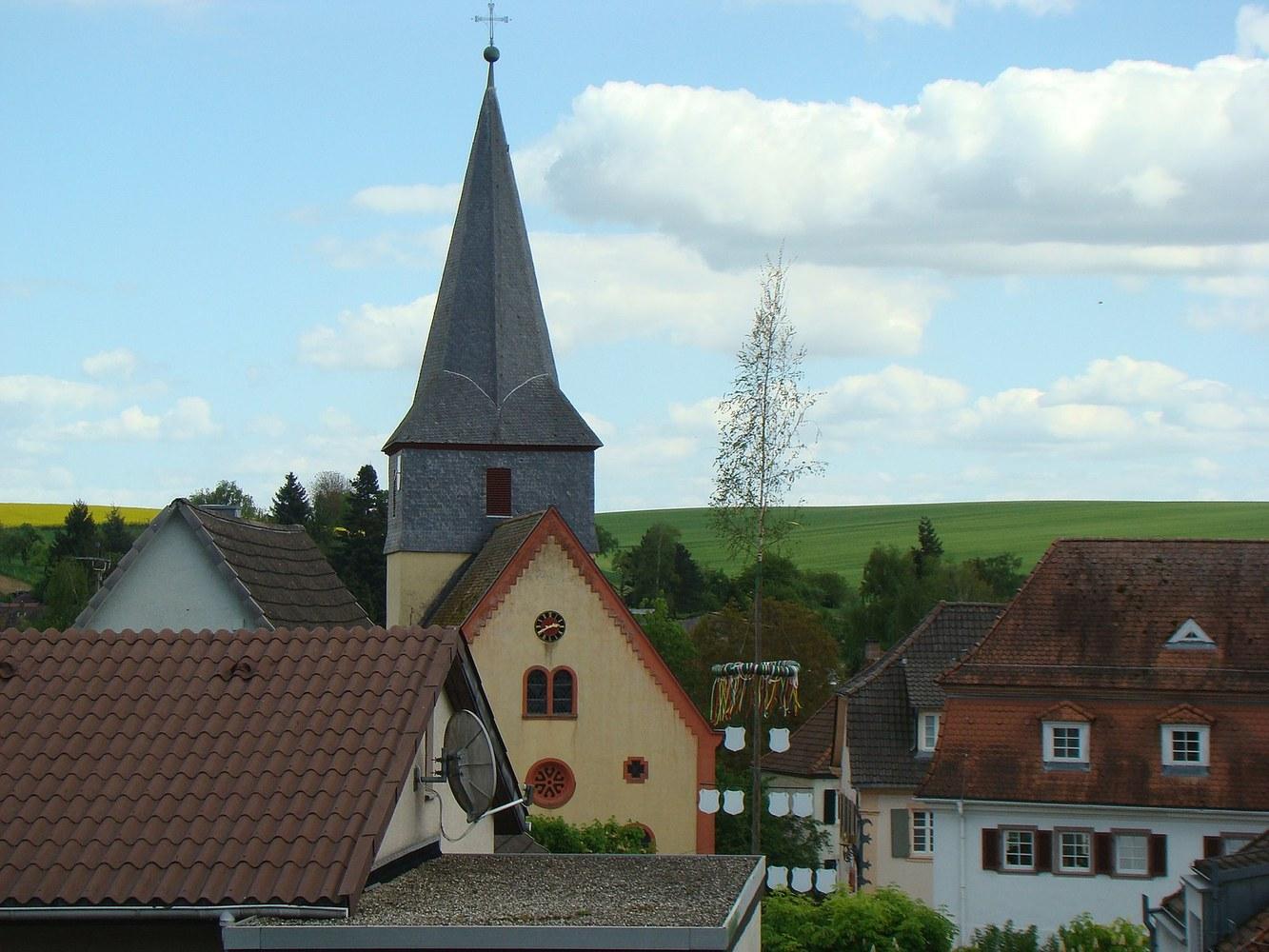 Panoramablick über Helmstadt – Rathaus, Maschsee und Skyline