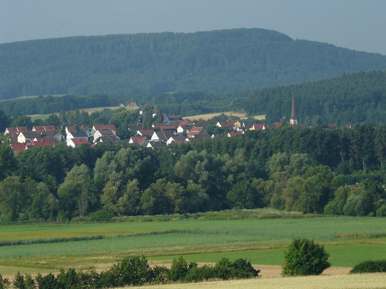 Panoramablick über Henfenfeld – Rathaus, Maschsee und Skyline
