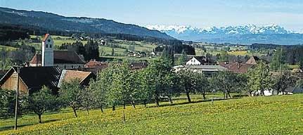 Panoramablick über Hergatz – Rathaus, Maschsee und Skyline