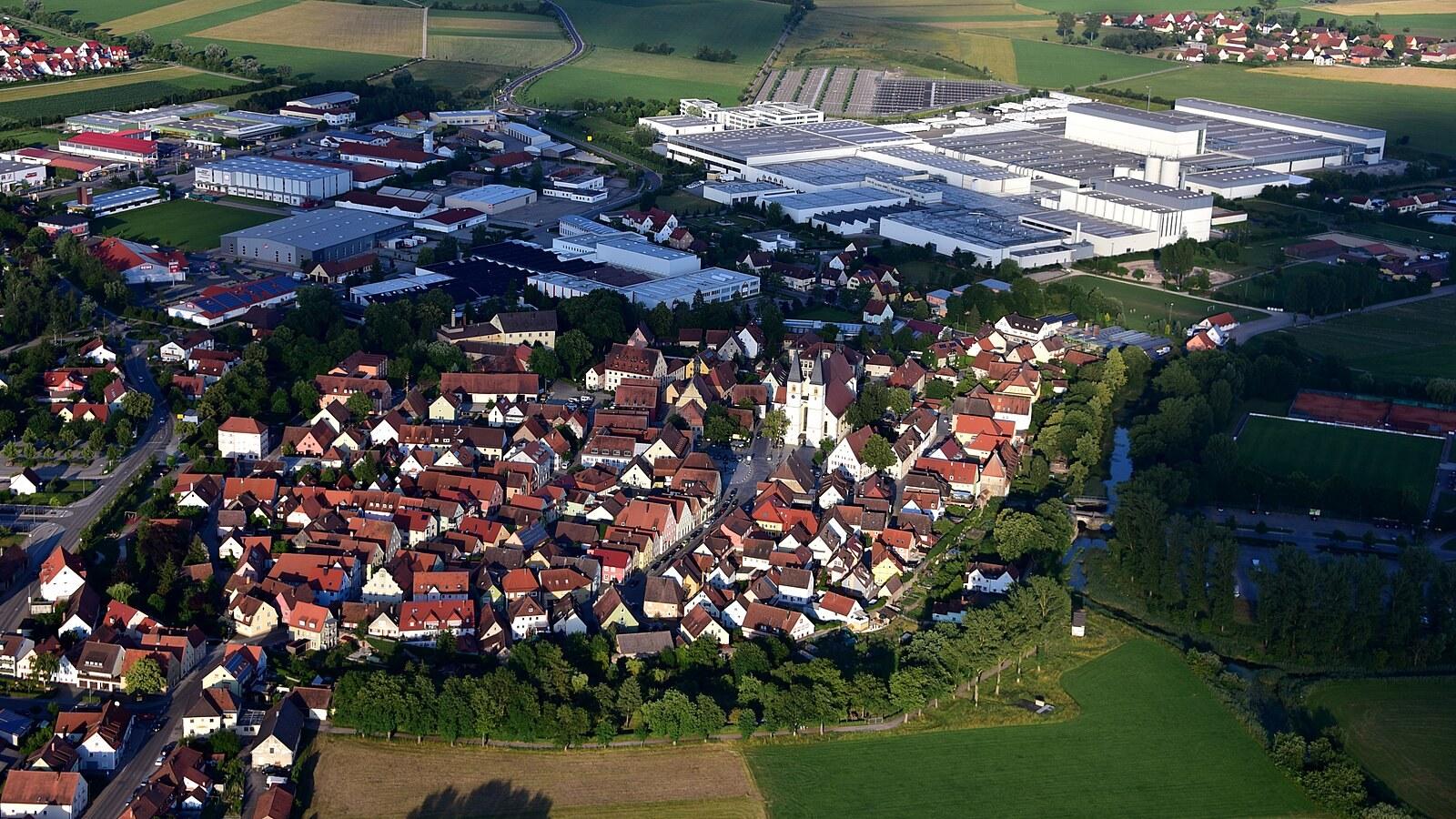Panoramablick über Herrieden – Rathaus, Maschsee und Skyline