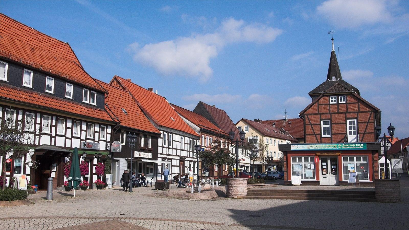 Panoramablick über Herzberg am Harz – Rathaus, Maschsee und Skyline