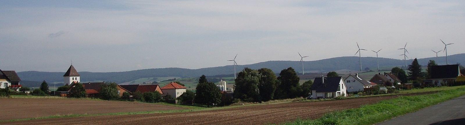 Panoramablick über Heyen – Rathaus, Maschsee und Skyline