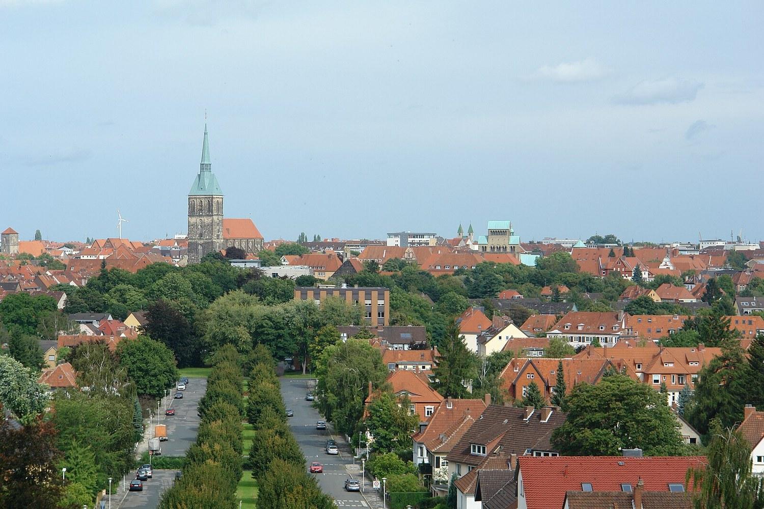 Panoramablick über Hildesheim – Rathaus, Maschsee und Skyline