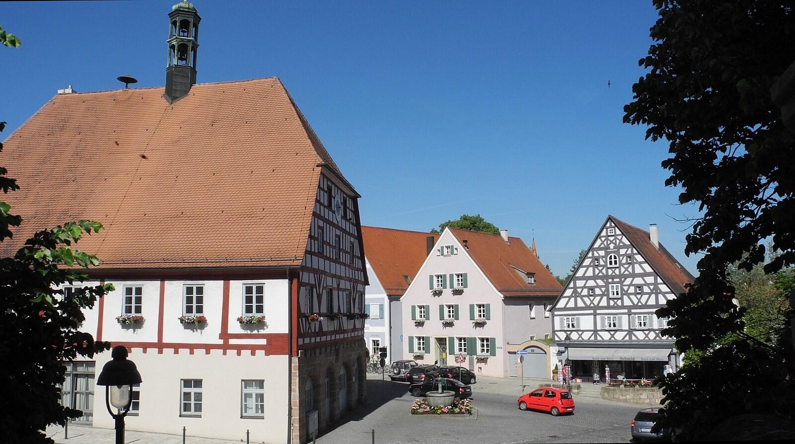 Panoramablick über Hilpoltstein – Rathaus, Maschsee und Skyline