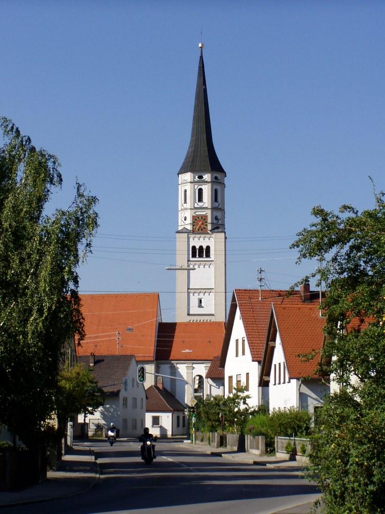 Panoramablick über Hiltenfingen – Rathaus, Maschsee und Skyline
