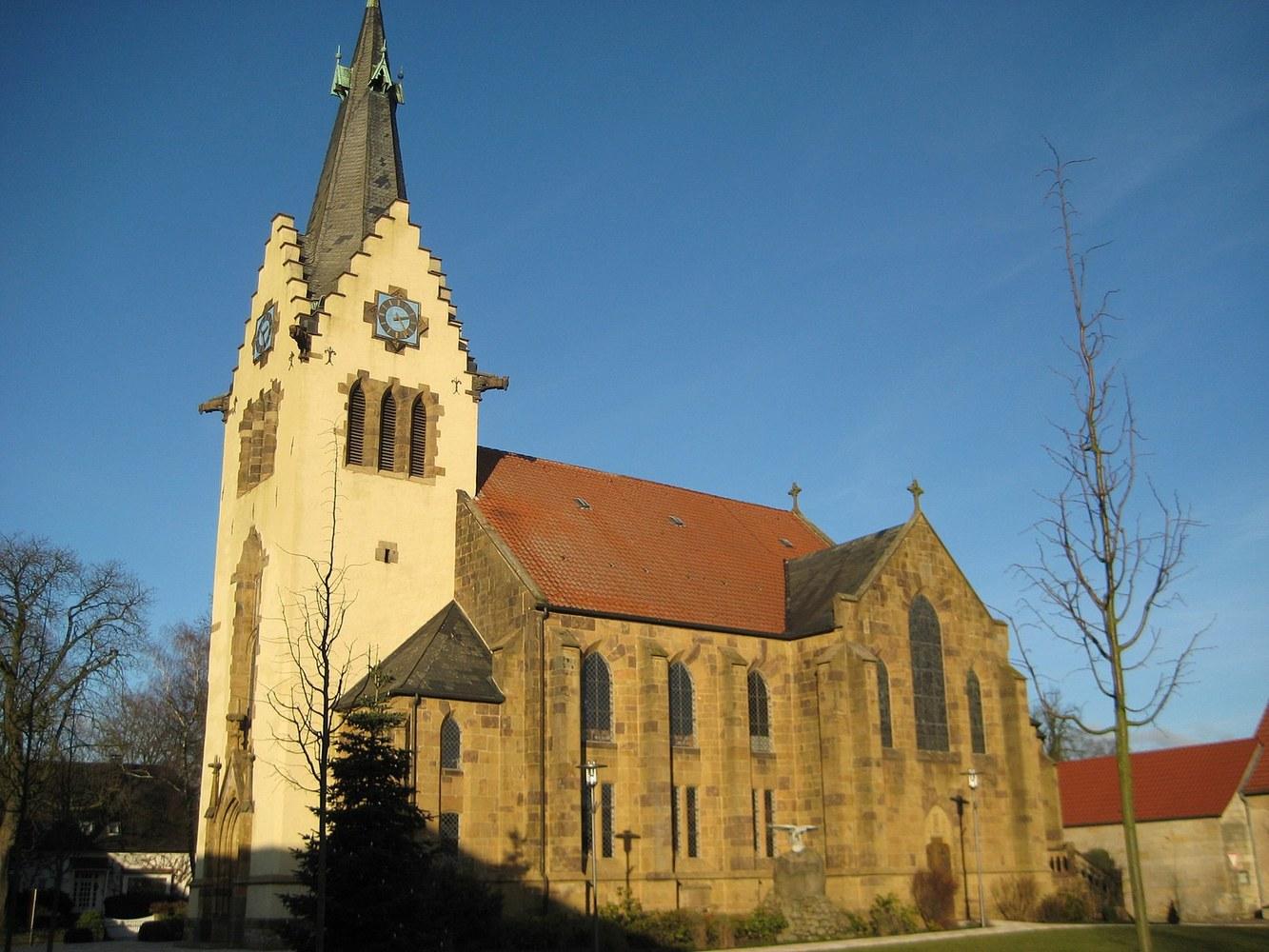 Panoramablick über Hilter am Teutoburger Wald – Rathaus, Maschsee und Skyline