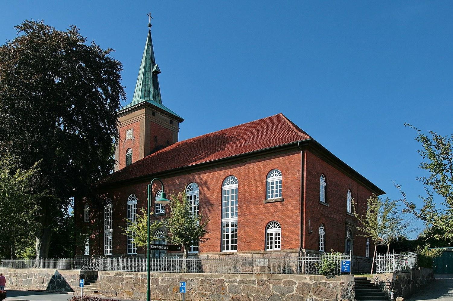Panoramablick über Himbergen – Rathaus und Natur