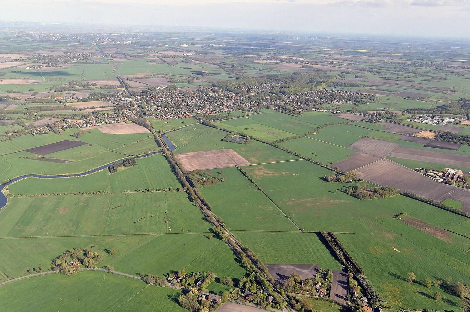 Panoramablick über Himmelpforten – Rathaus und Natur