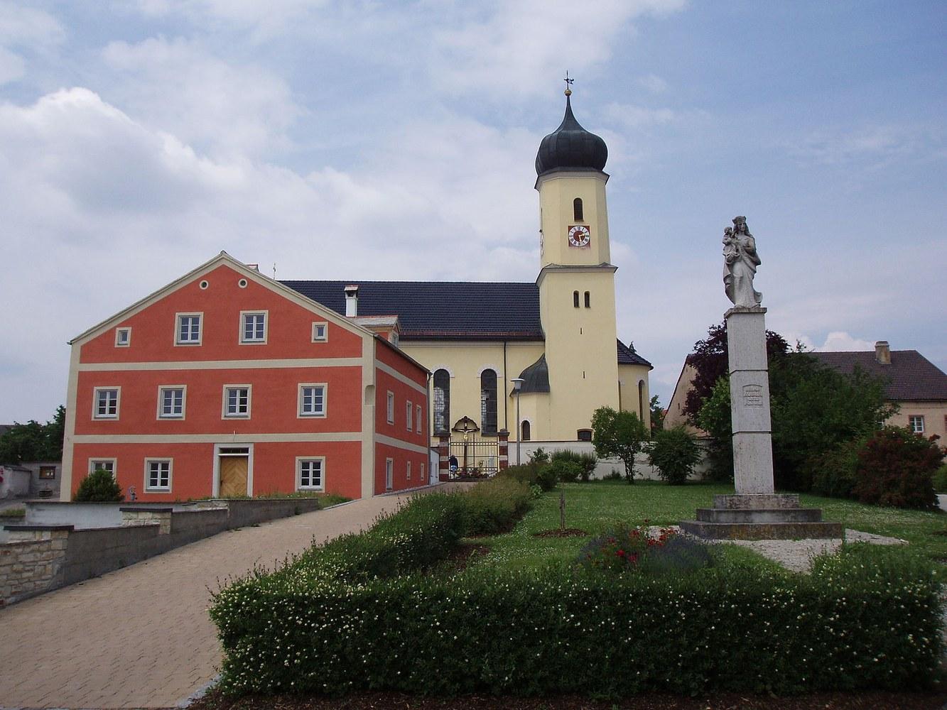 Panoramablick über Hitzhofen – Rathaus, Maschsee und Skyline