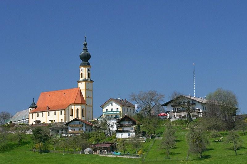 Panoramablick über Höslwang – Rathaus, Maschsee und Skyline