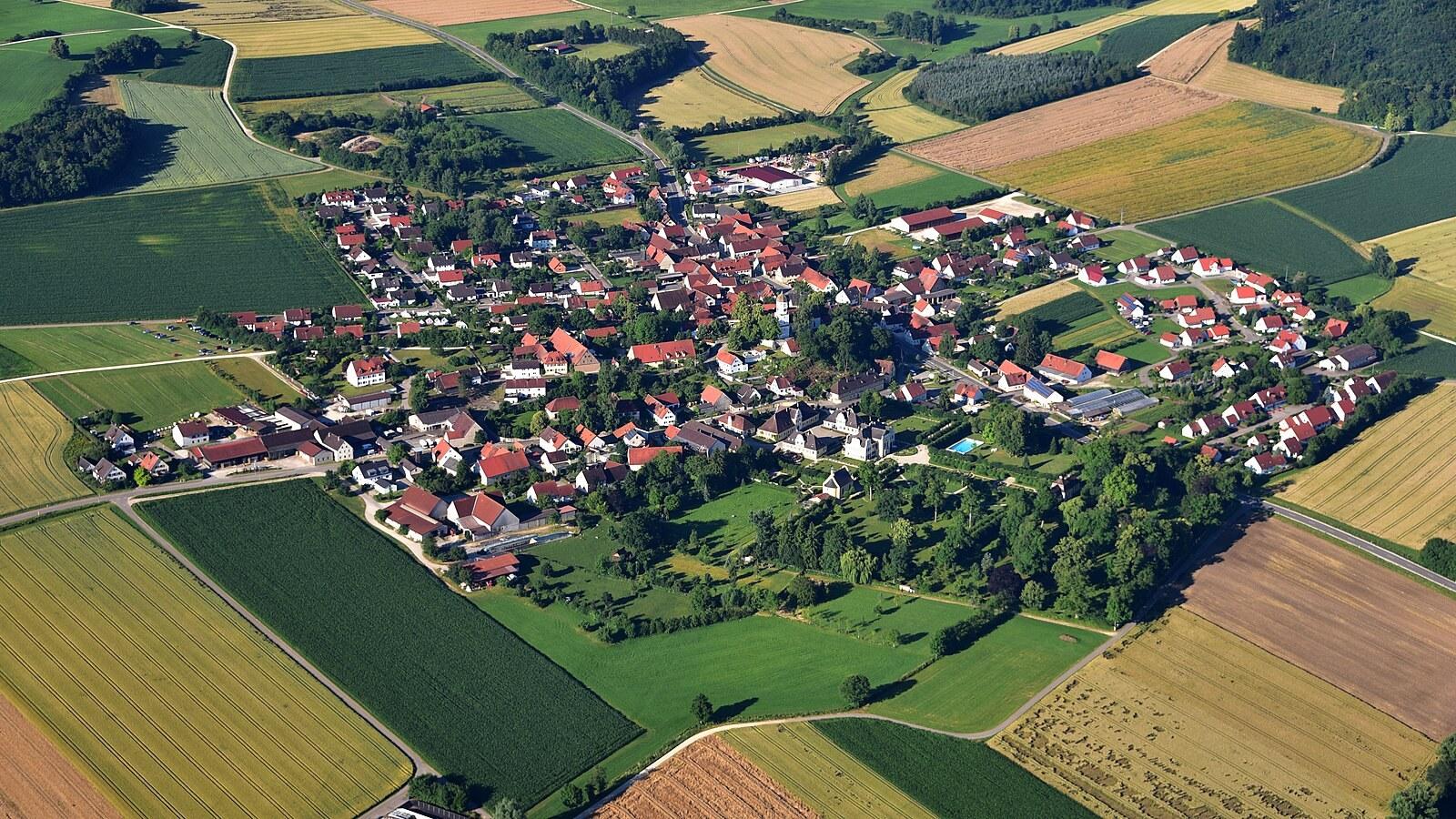 Panoramablick über Hohenaltheim – Rathaus, Maschsee und Skyline