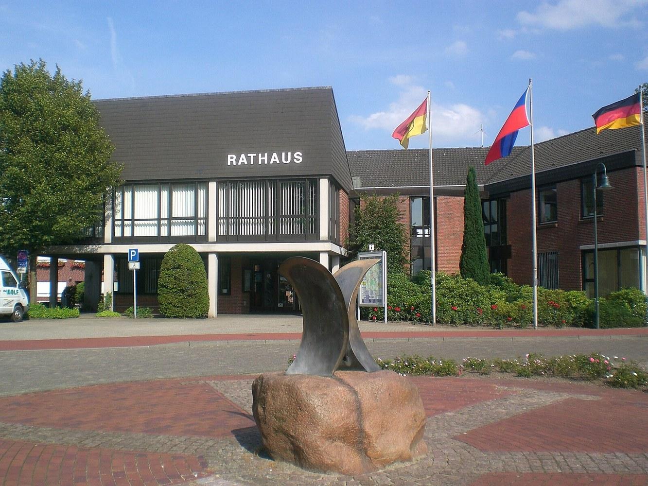 Panoramablick über Holdorf – Rathaus und Landschaft
