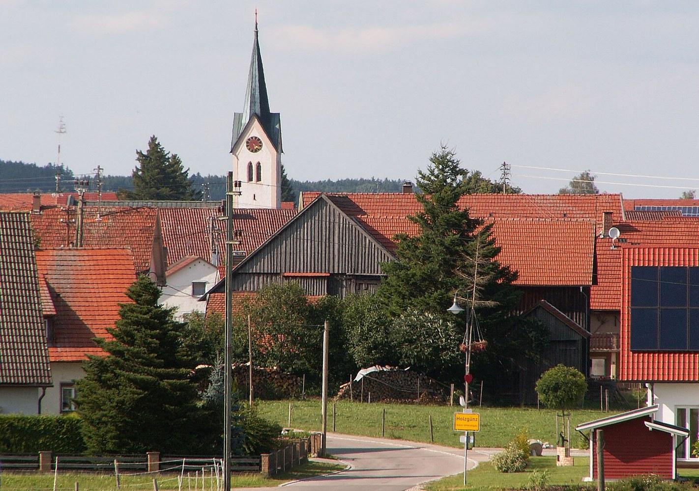 Panoramablick über Holzgünz – Rathaus, Maschsee und Skyline