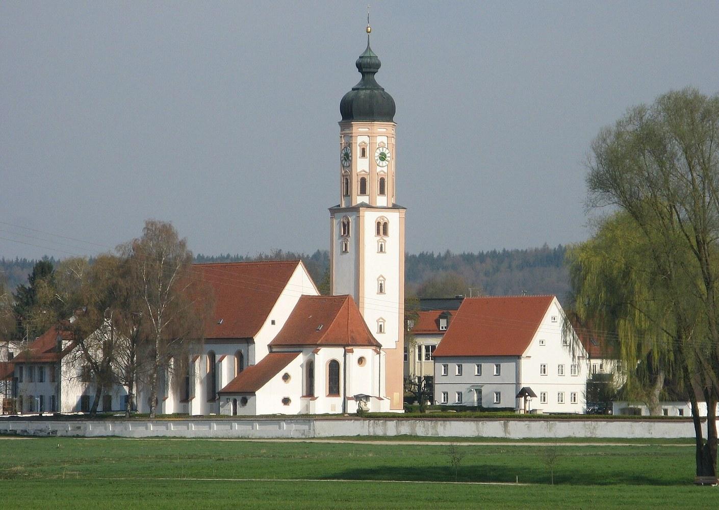Panoramablick über Horgau – Rathaus, Maschsee und Skyline