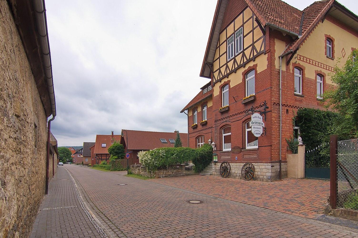 Panoramablick über Hülsede – Rathaus, Maschsee und Skyline