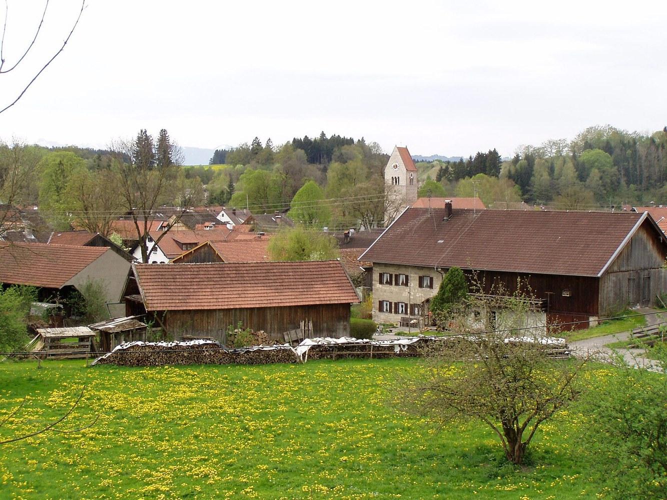 Panoramablick über Huglfing – Rathaus, Maschsee und Skyline