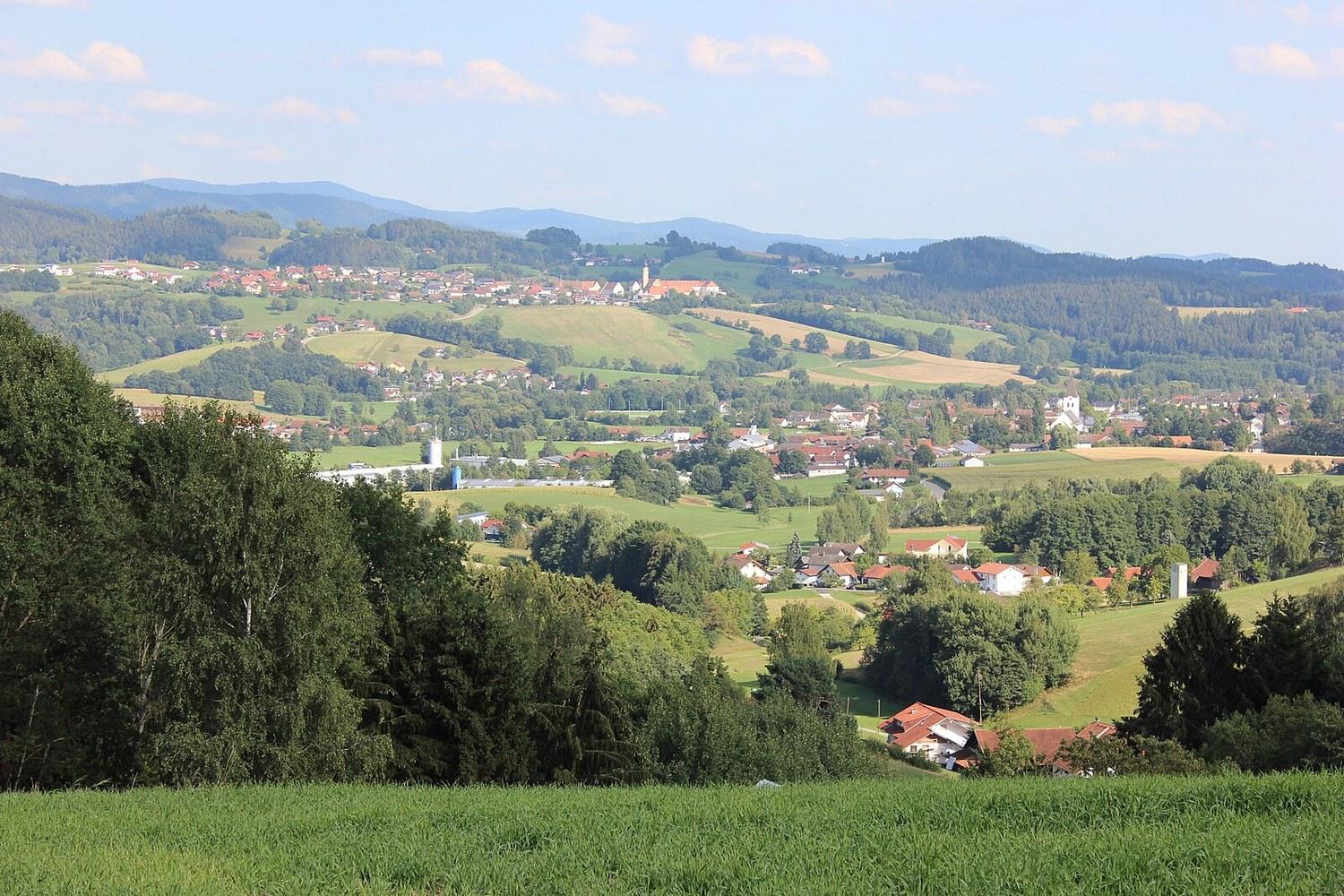 Panoramablick über Hunderdorf – Rathaus, Maschsee und Skyline